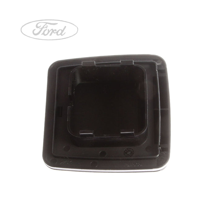 AUDIO ENTERTAINMENT SYSTEM SOCKET COVER
